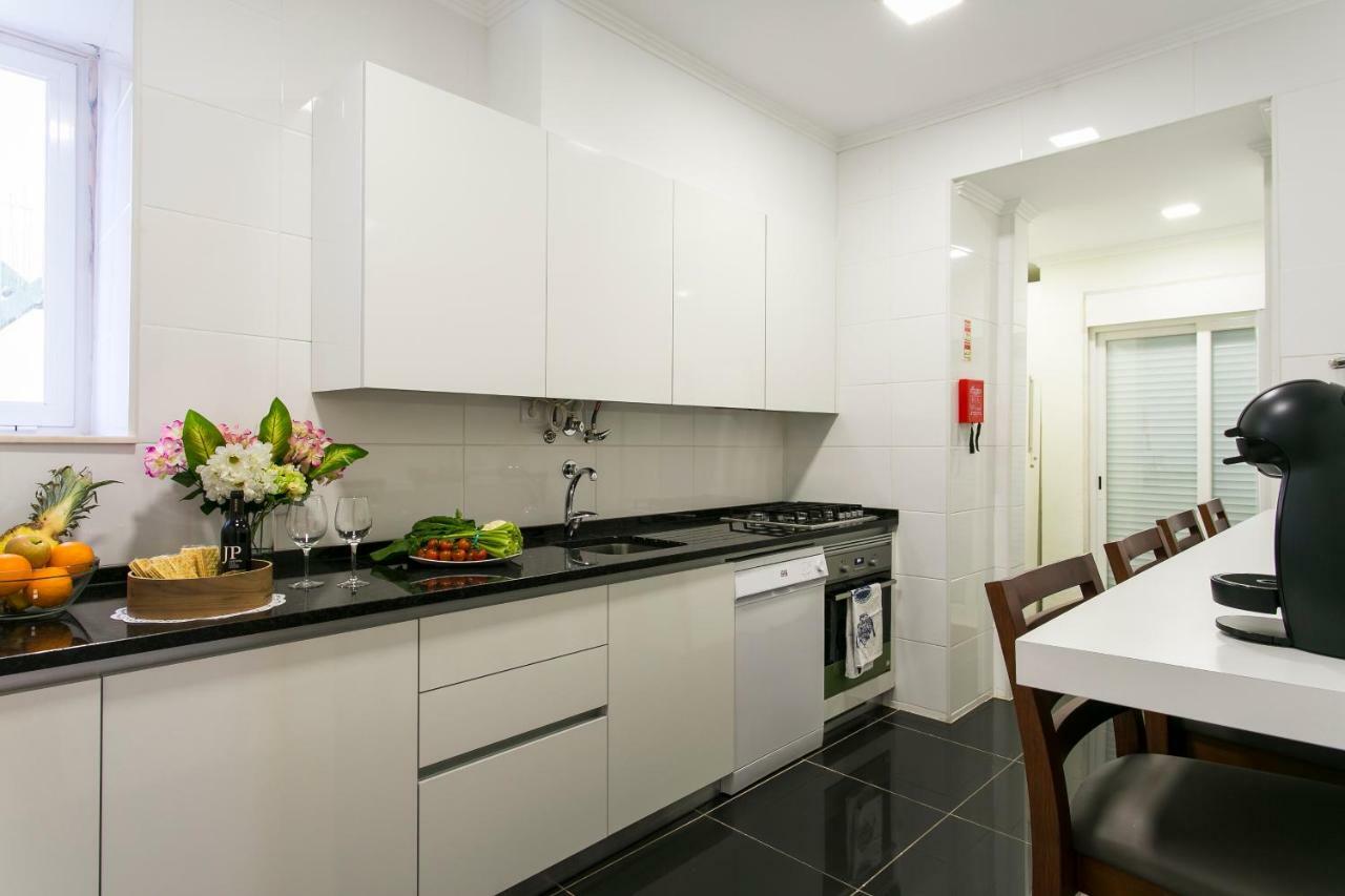 Art Deco 4 Bedrooms Flat In The Center
